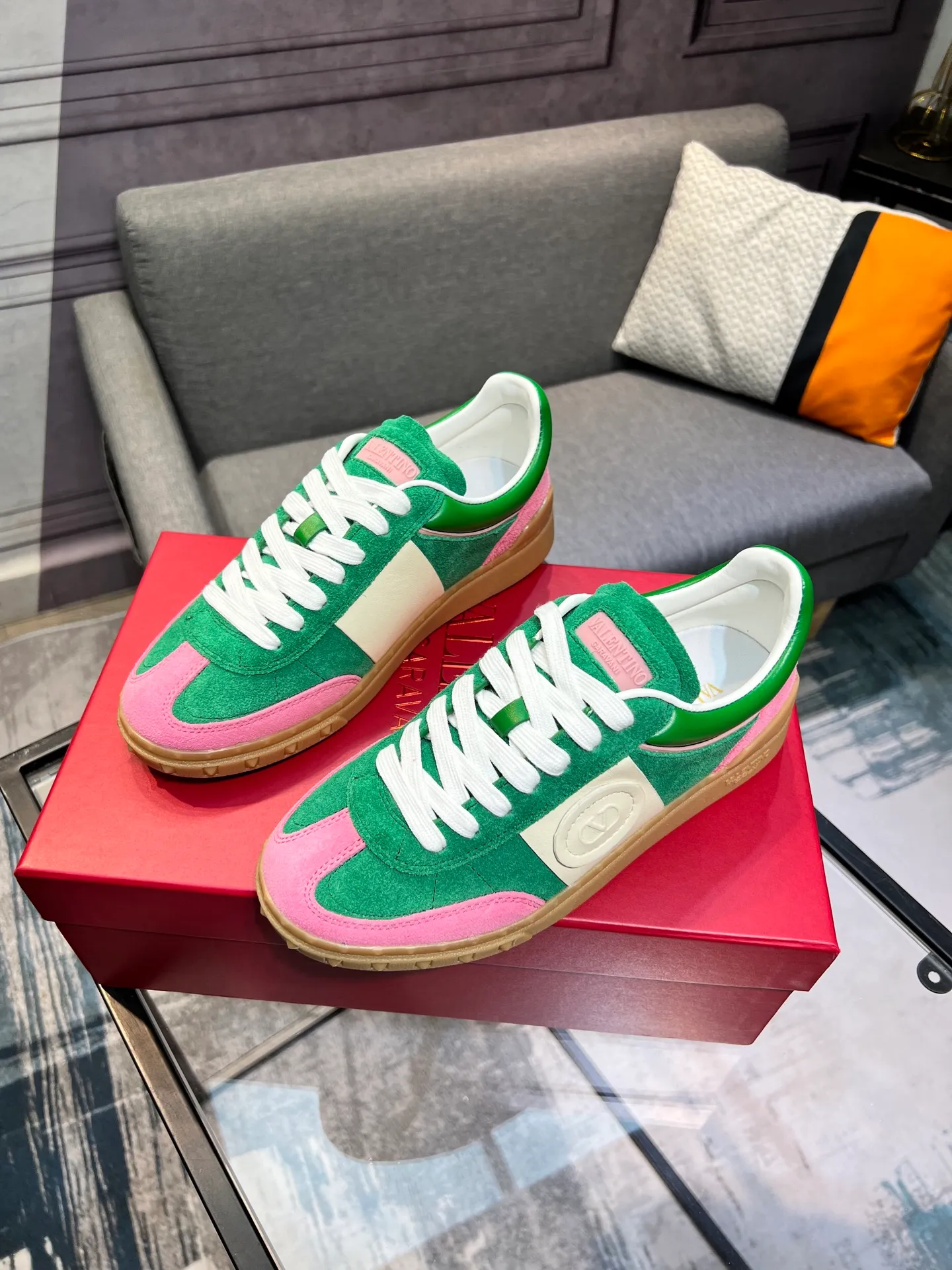 Men's shoes 💰620 👉🌹🌹VALENTINO counter synchronized new low-top casual sports shoes 👍Professional and high-end, perfect replica, first-class quality! 👍All made of original 1:1 materials, exclusive mold opening! 👍High mercerized cowhide fabric 👍TPU outsole, comfortable and wear-resistant, brand injection insole, 👍Full set of high-end counter packaging 👍All details are customized with 1:1 mold, striving for perfection! 👍Couple style female 35-41, male 38-46 (female 41, male 45 46 customized)
